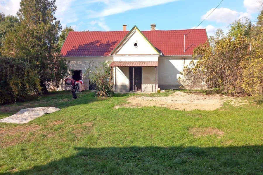 Nagyszakácsi : (BBA) Teilrenoviertes Bauernhaus mit großem Grundstück & Nebengebäuden  Nagyszakácsi : (BBA) Teilrenoviertes Bauernhaus mit großem Grundstück & Nebengebäuden