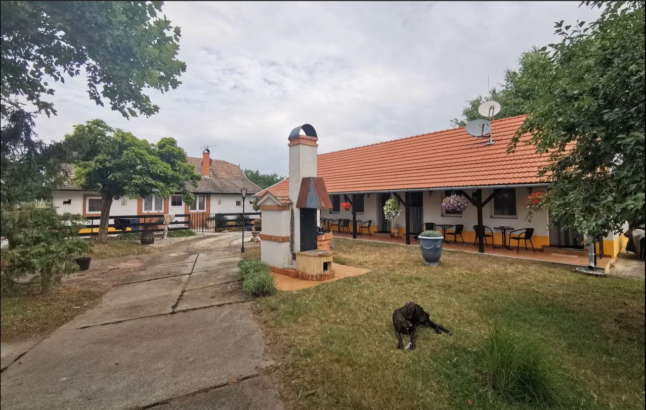 bei Kiskunfélegyháza: Großer Pferdehof mit Haupthaus & 3 Gäste-Apartments bei Kiskunfélegyháza: Großer Pferdehof mit Haupthaus & 3 Gäste-Apartments