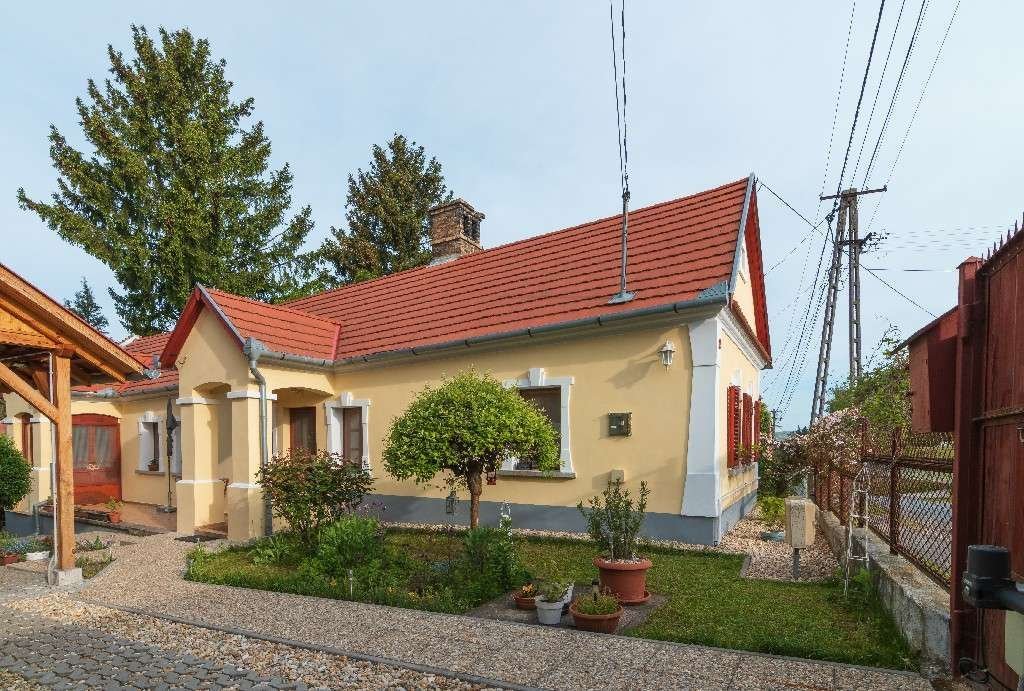 Búcsúszentlászló: (AAA) Liebevoll renoviertes Bauernhaus in ruhiger Lage mit getrennten Apartment (AAA) 