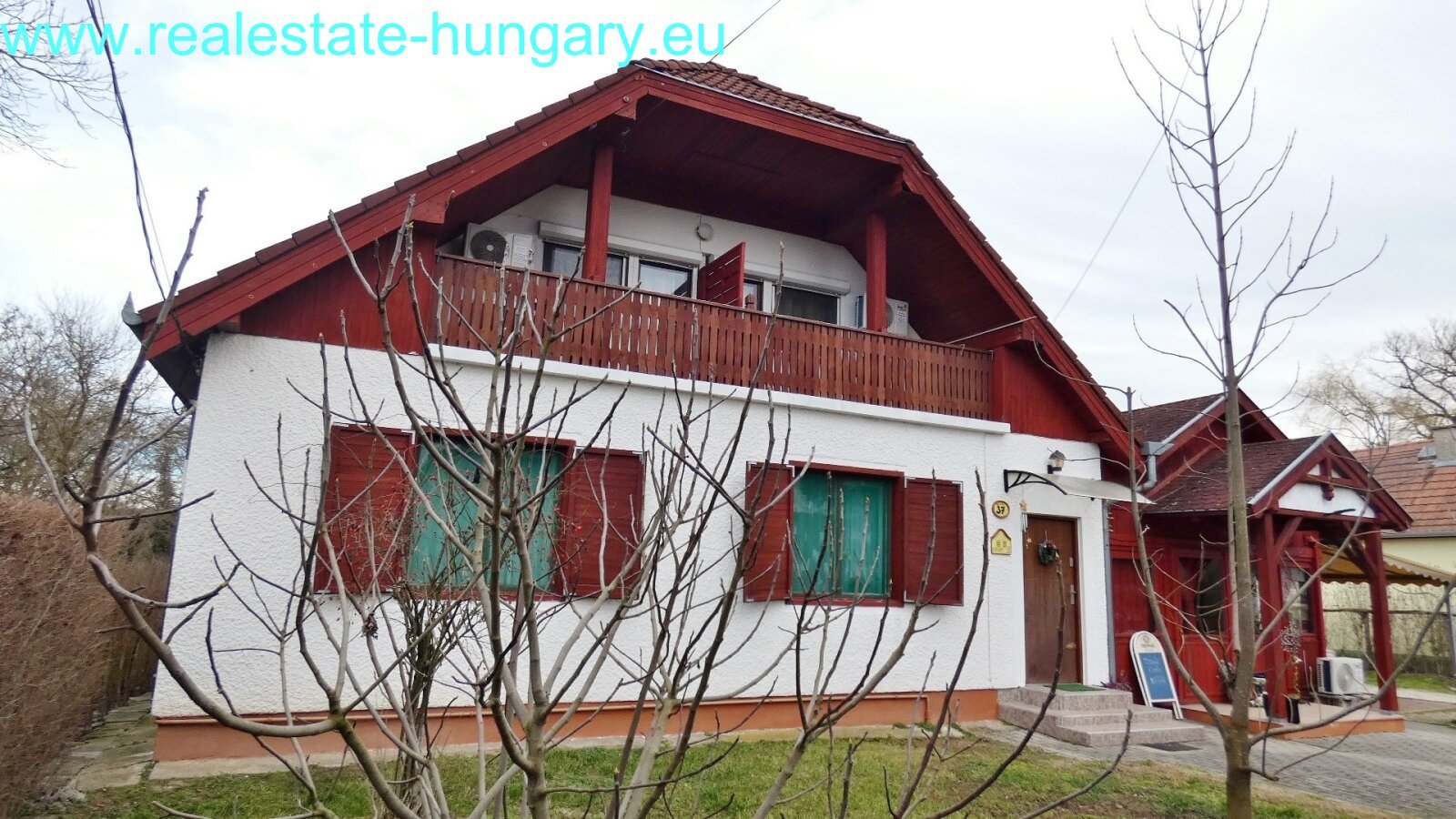 Kehidakustány: Wohn- und Apartmenthaus im Kurort 