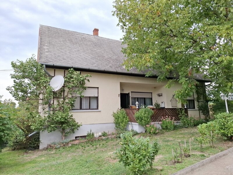 Balatonendréd: KOMFORTABLES HAUS MIT VOLL MÖBLIERTER, GERÄUMIGER TERRASSE UND SCHÖNEM GARTEN IN BALATONENDRÉD ZU VERKAUFEN 