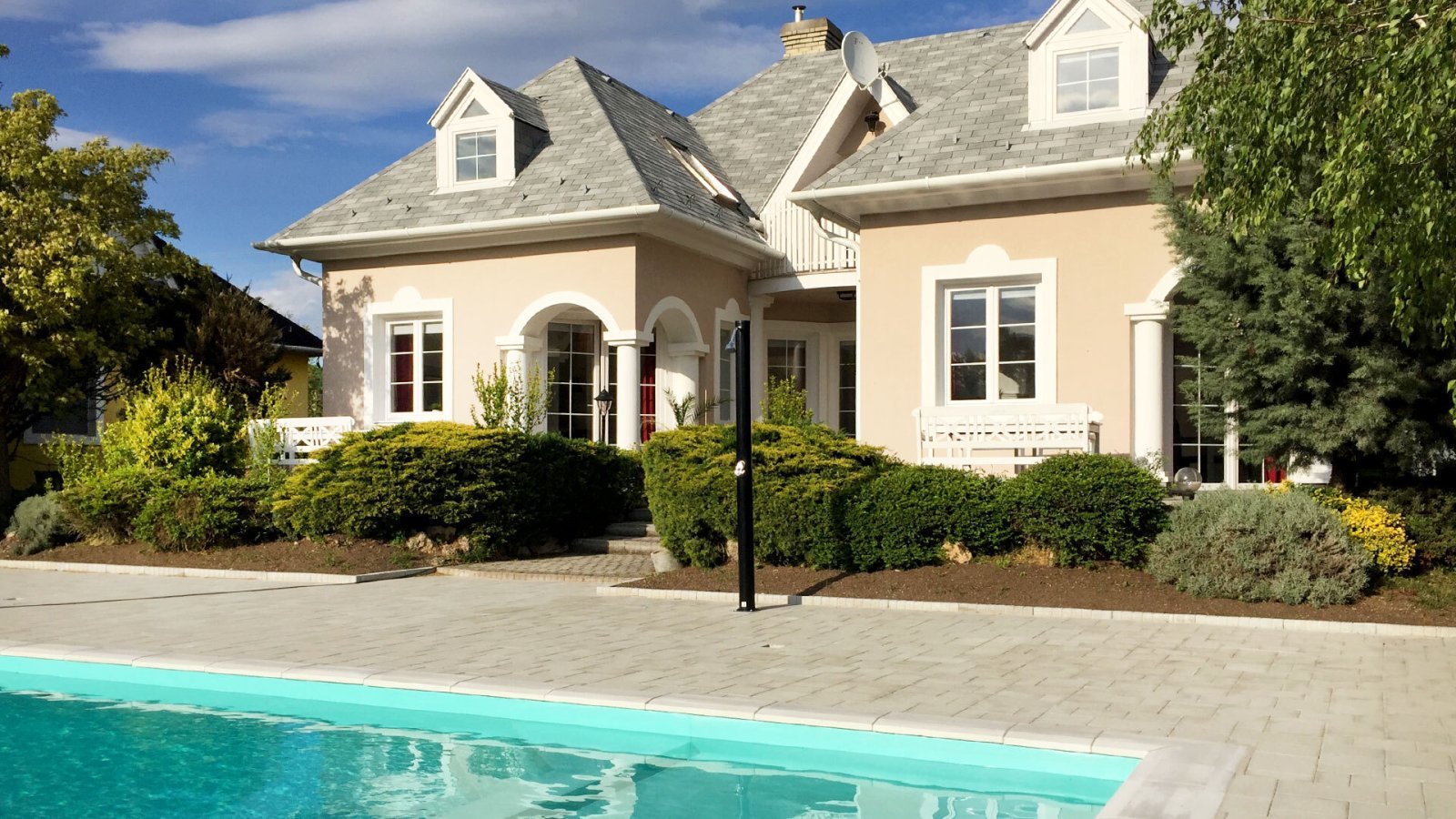 Gyenesdiás: (AAA) Schönes Anwesen mit Pool & 3 Apartments in guter Lage am Nordufer 