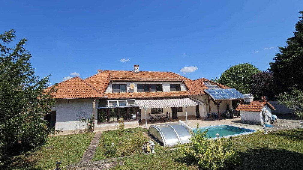 (AAA) Großzügiges Wohnhaus mit 3 Einheiten, Pool und parkähnlichem Garten (AAA) Großzügiges Wohnhaus mit 3 Einheiten, Pool und parkähnlichem Garten