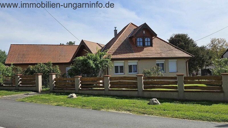 Somogy Vármegye: Exklusives Familienhaus mit Apartment in der Nähe des Plattensees Somogy Vármegye: Exklusives Familienhaus mit Apartment in der Nähe des Plattensees