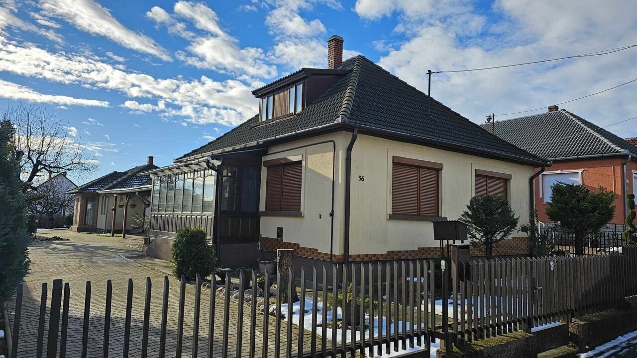 2 Häuser und Apartment auf einem Grundstück in der Nähe des Plattensees zu verkaufen 