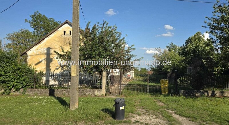 Somogy Vármegye: In Balatonszabadi steht ein Zweifamilienhaus mit großem Grundstück zum Verkauf 