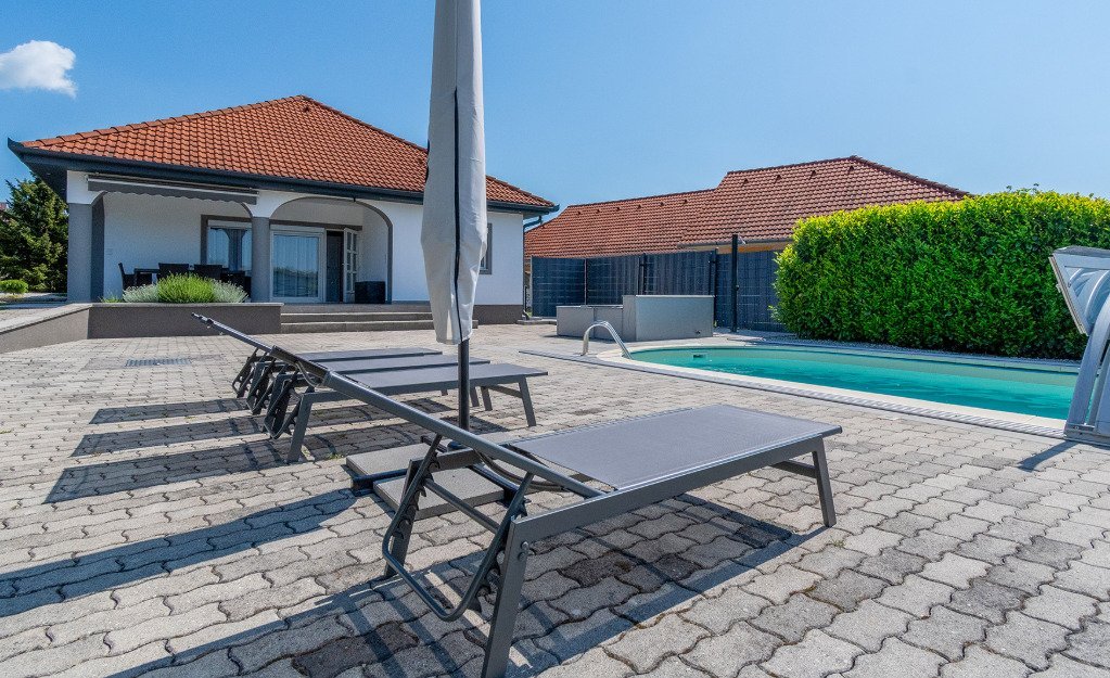 Gyenesdiás: (AAA) Stilvolle und moderne Villa mit Pool am Nordufer Gyenesdiás: (AAA) Stilvolle und moderne Villa mit Pool am Nordufer
