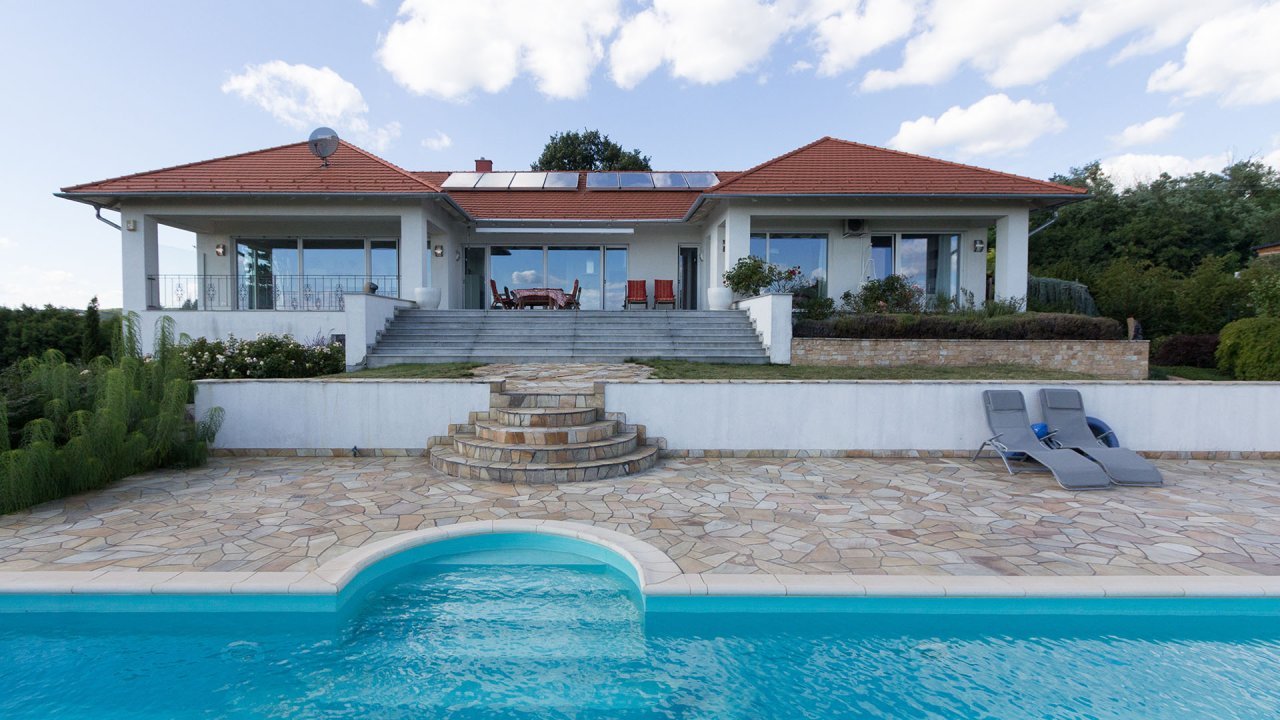 bei Gyenesdiás: (AAAB) Luxeriöses Anwesen mit Balaton-Panoramablick und großem Pool bei Gyenesdiás: (AAAB) Luxeriöses Anwesen mit Balaton-Panoramablick und großem Pool