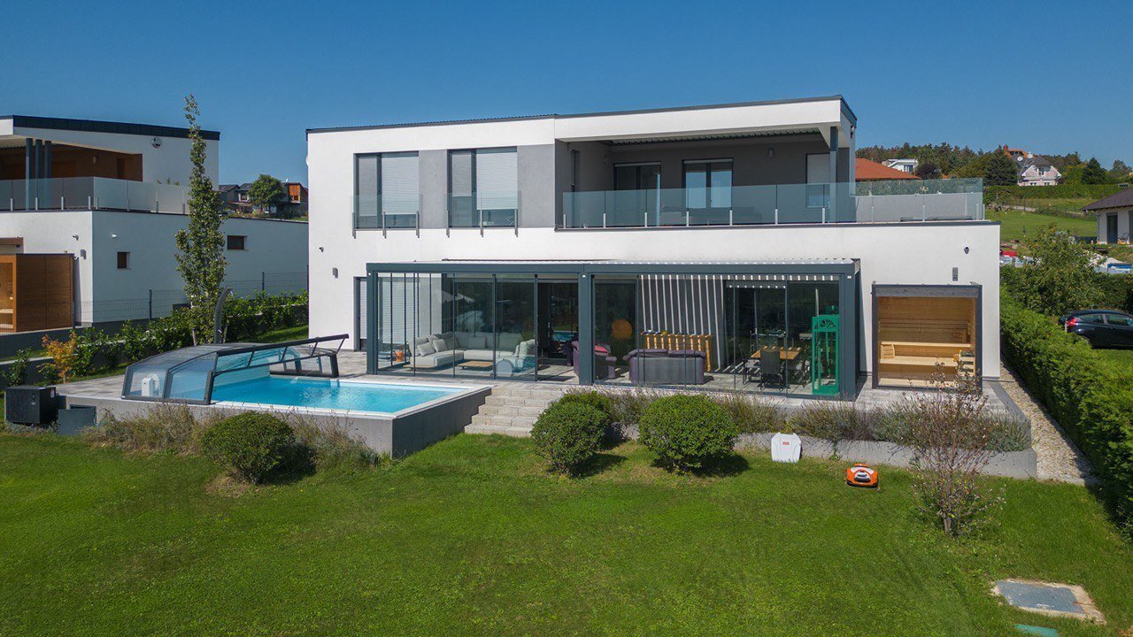 Cserszegtomaj: Außergewöhnliche Neubau-Villa mit Seeblick am Nordufer des Balaton Cserszegtomaj: Außergewöhnliche Neubau-Villa mit Seeblick am Nordufer des Balaton