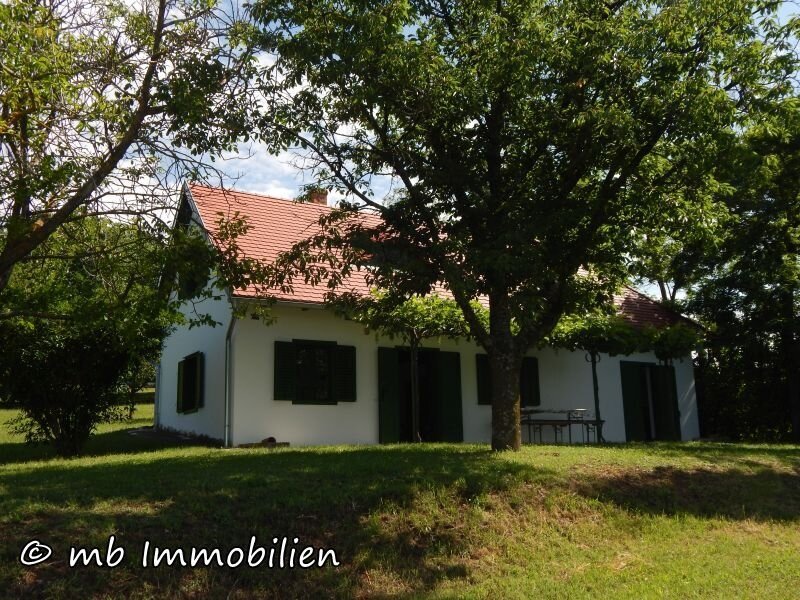 Siklos: Panoramablick & pure Ruhe: Charmantes Ferienhaus mit Gästehäuschen in erhöhter Lage bei Siklós – Baranya / Südungarn Siklos: Panoramablick & pure Ruhe: Charmantes Ferienhaus mit Gästehäuschen in erhöhter Lage bei Siklós – Baranya / Südungarn