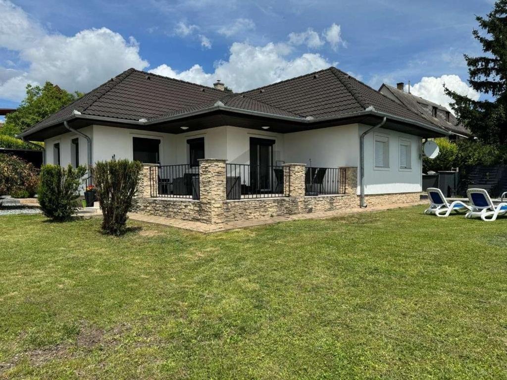 Vonyarcvashegy: (AAA) Neuwertige Villa am Nordufer des Balaton Vonyarcvashegy: (AAA) Neuwertige Villa am Nordufer des Balaton