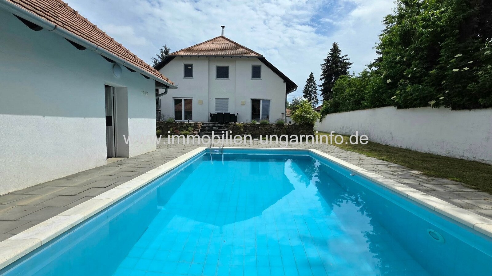 Somogy Vármegye: In Balatonboglár-Szőlőskislak steht ein Einfamilienhaus mit Swimmingpool in der Nähe des Balaton zum Verkauf 