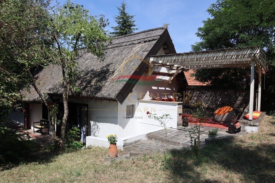Győrújbarát: (BAA) Märchenhaftes, fast 100 Jahre altes Reetdach-Bauernhaus bei Györ 