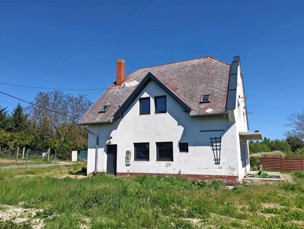 (ABA) Doppel-Grundstück mit Balatonblick & großem Wohnhaus 