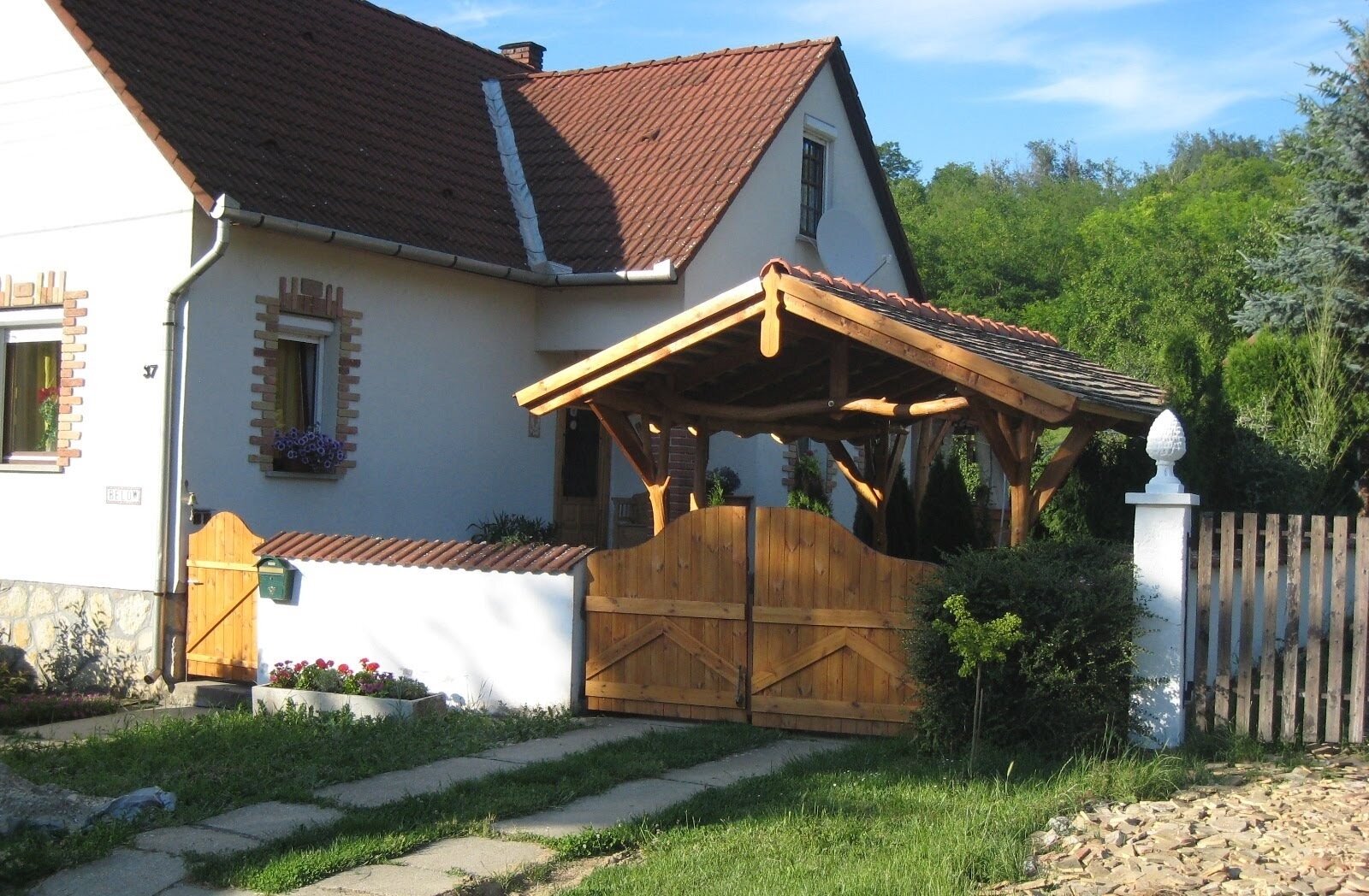 Zweifamilienhaus mit großem Grundstück Zweifamilienhaus mit großem Grundstück