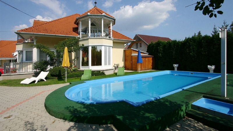 Ansicht mit Swimmingpool