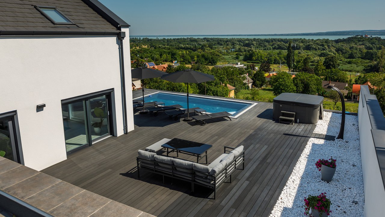 Terrasse mit Pool und Jacuzzi