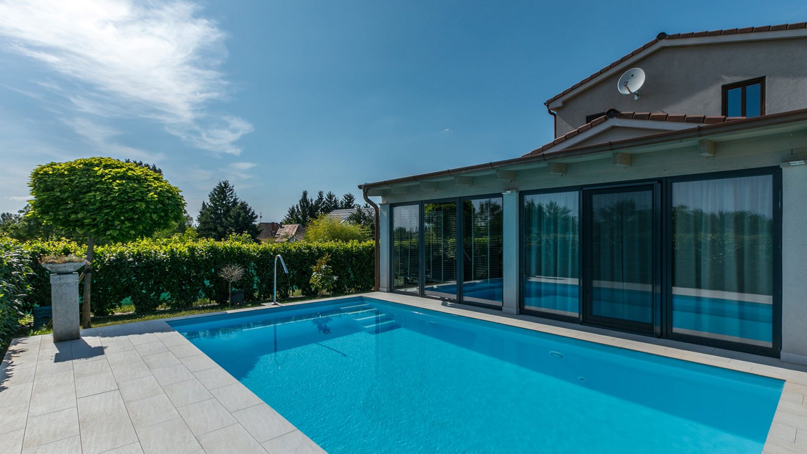 Objektansicht mit Pool