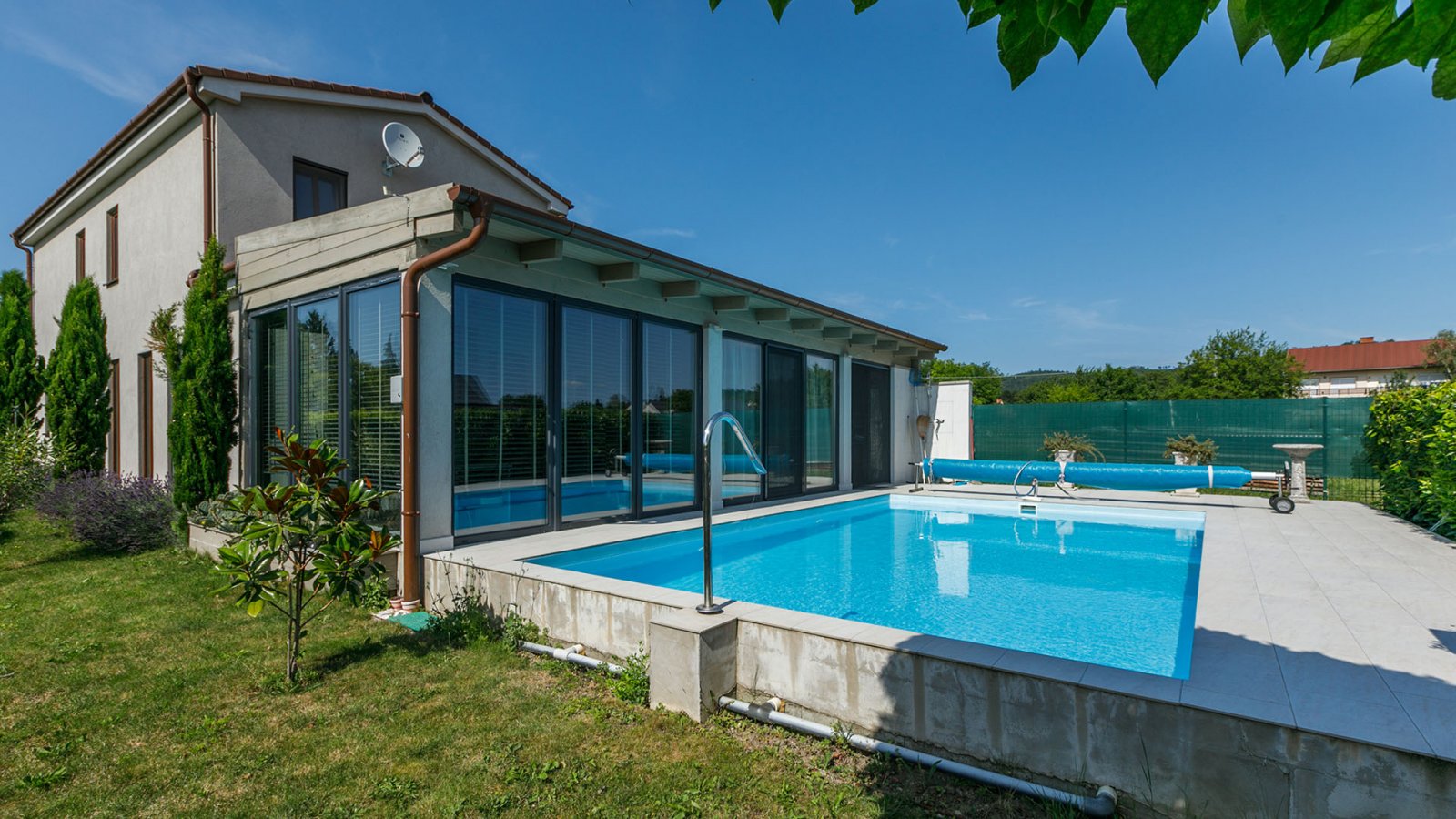 Objektansicht mit Pool