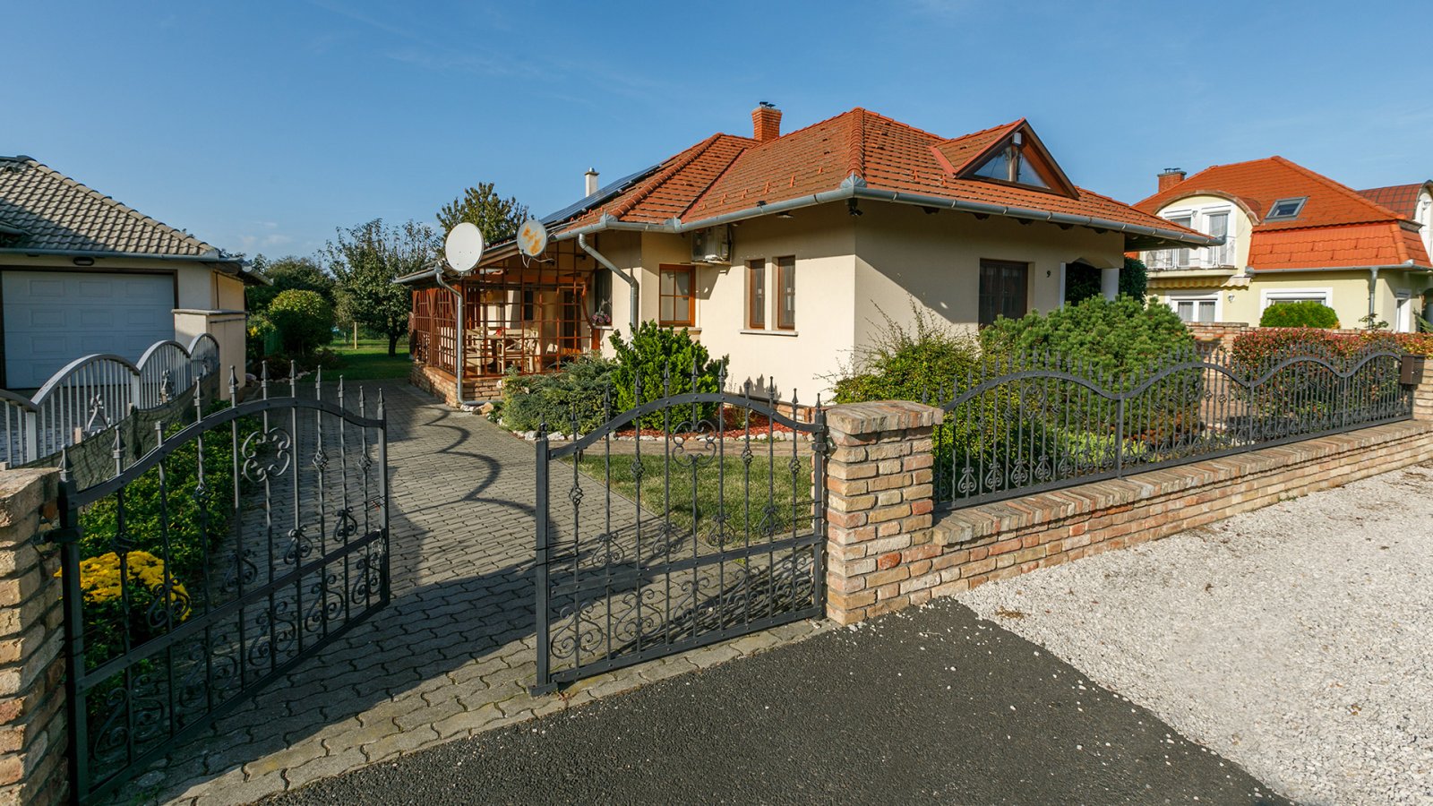 Objektansicht mit Zufahrt