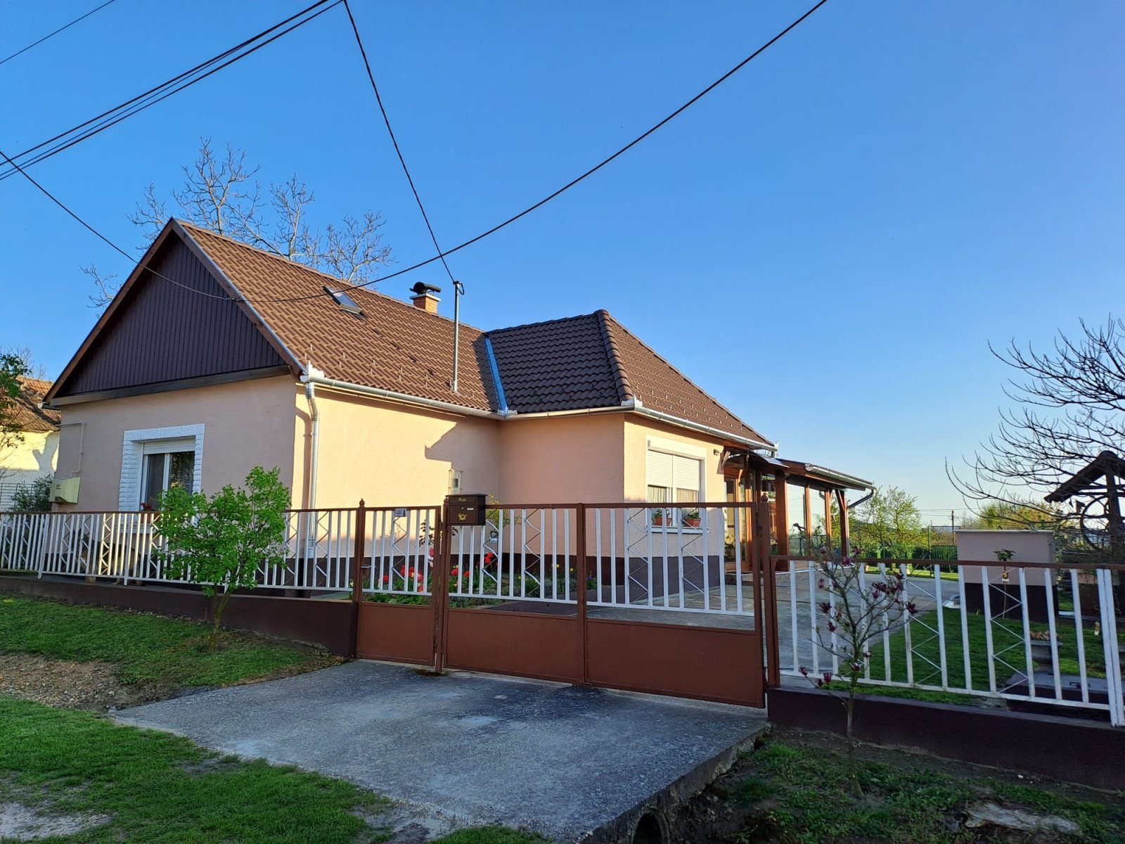Charmantes Einfamilienhaus mit Doppelcarport und sicherer Einfriedung - Ihr Zuhause mit Potenzial!