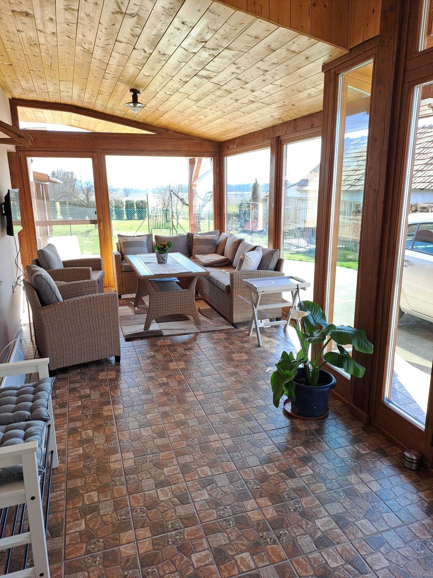 Lichtdurchflutete Veranda mit Panoramablick - Ihr neues Wohlfühl-Refugium mit charmantem Rustikalcharme