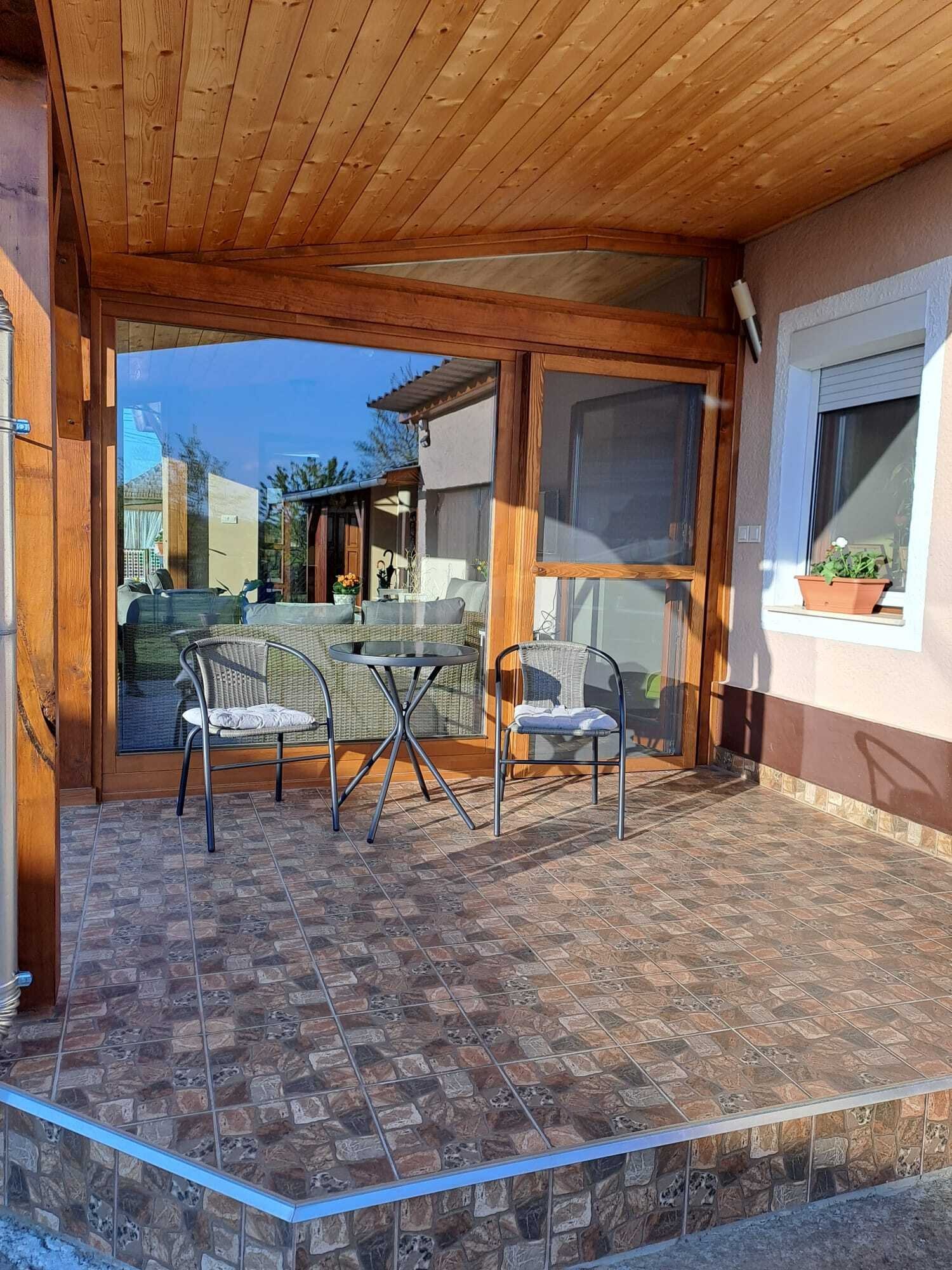 Lichtdurchflutete Veranda mit Holzdecke: Ihr privates Wintergarten-Refugium mit Weitblick
