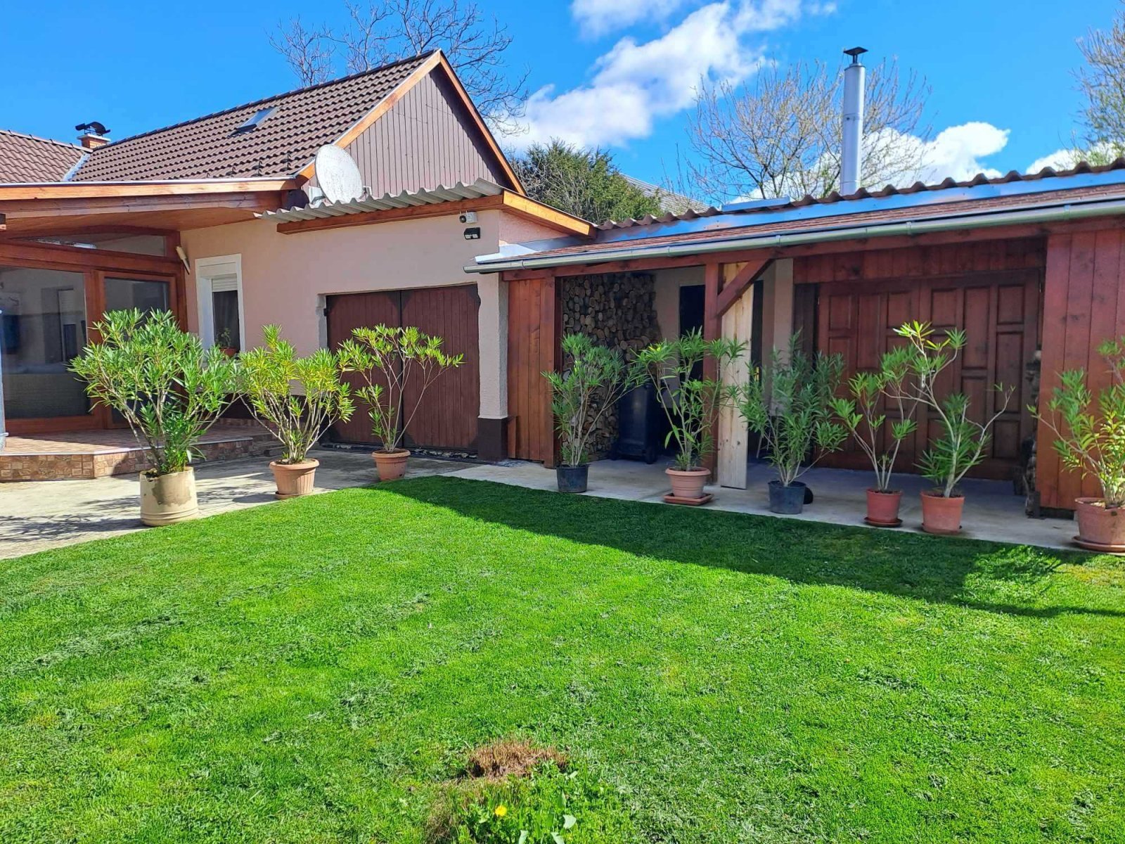 Moderne Wohlfühloase mit überdachter Terrasse und großzügigem Gartenbereich - Ihr Rückzugsort mit Charme!