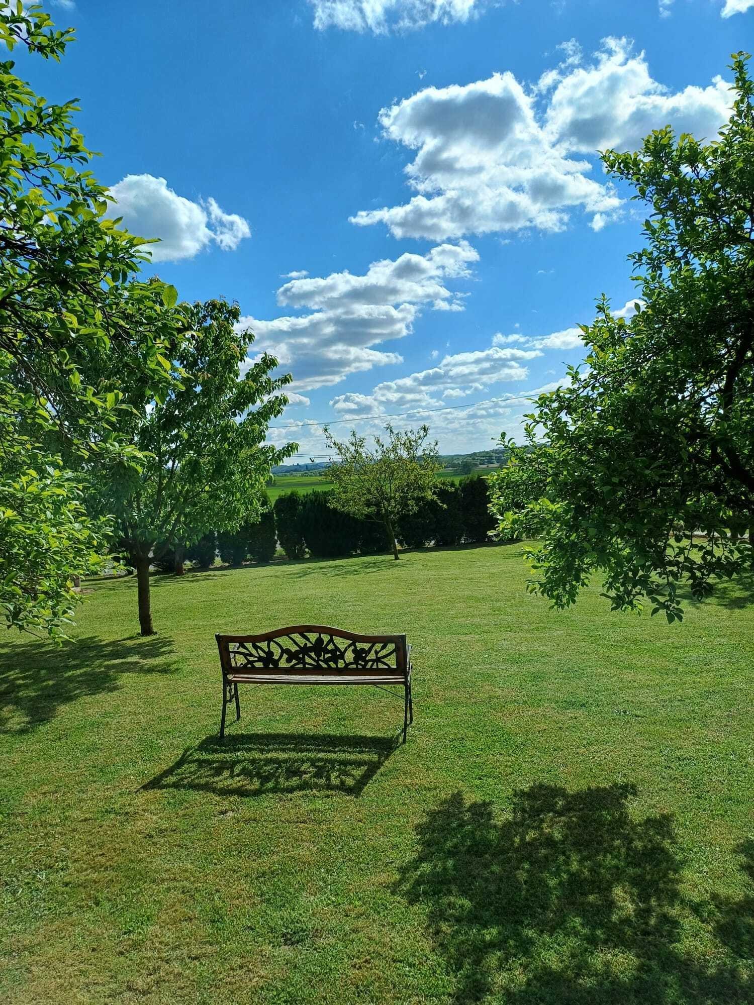 Weitläufiger Garten mit Panoramablick - Ihre grüne Oase der Ruhe!