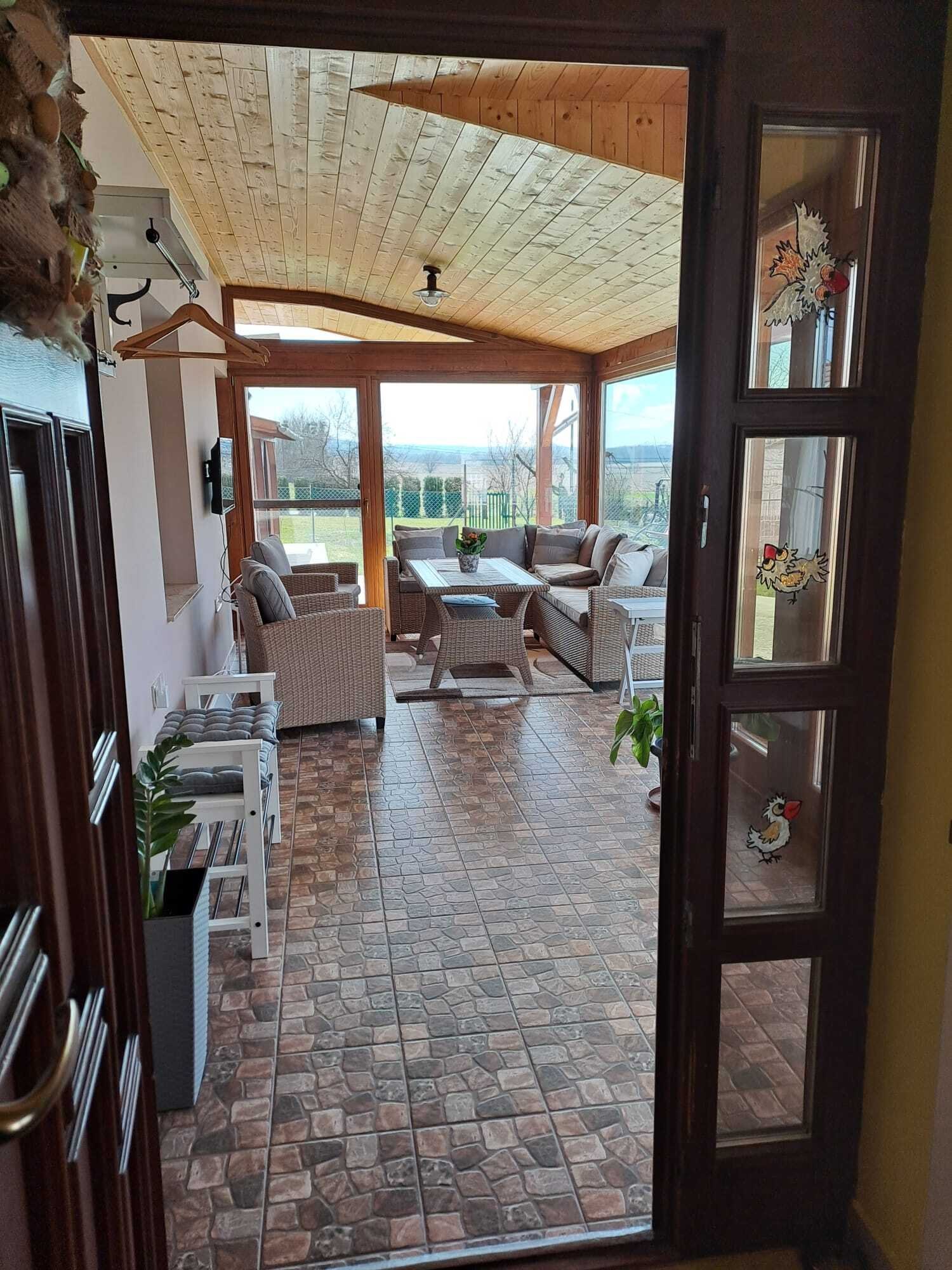 Lichtdurchflutete Veranda mit Panoramablick - Ihr neues Wohlfühloase im Grünen!