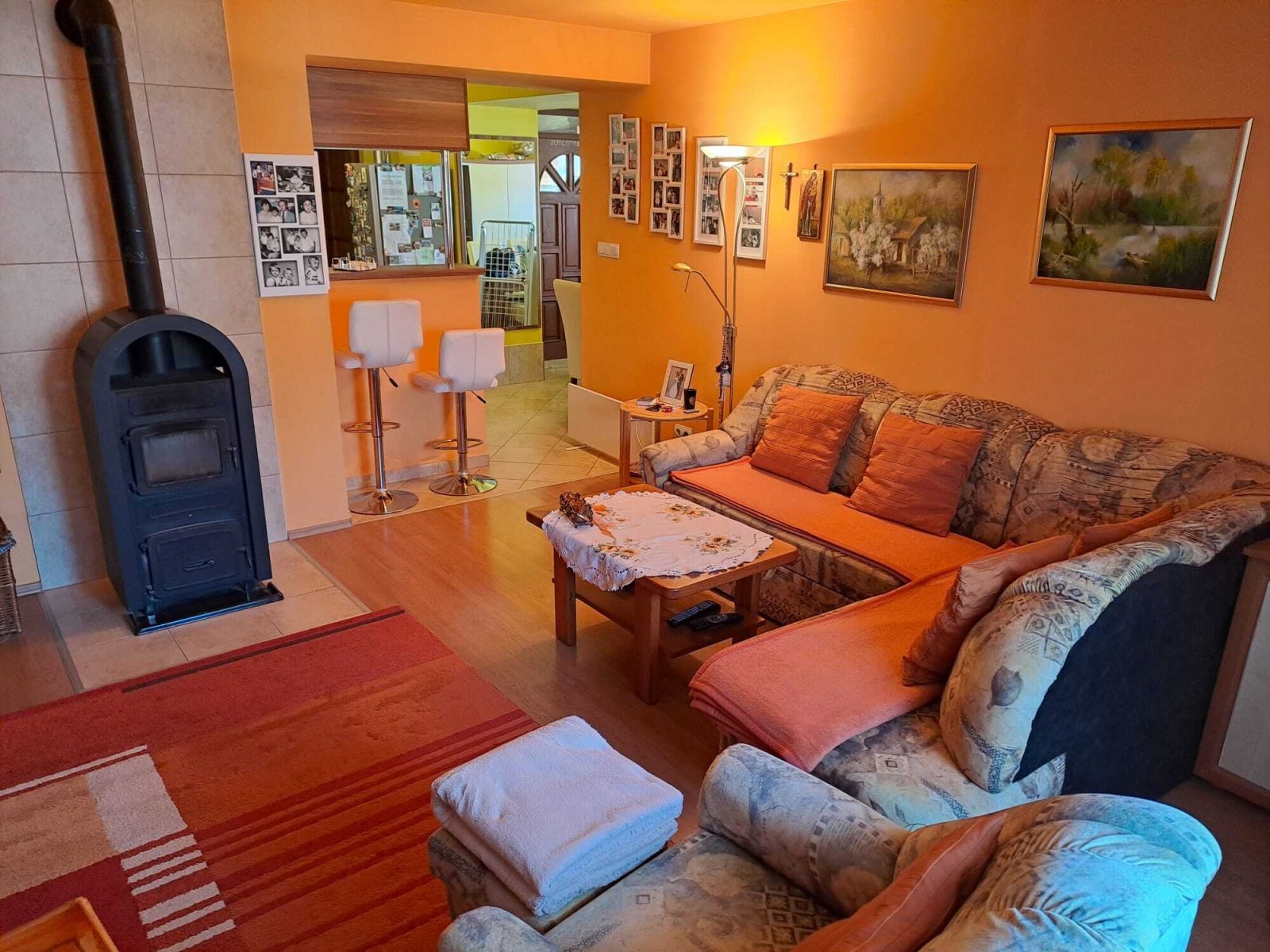 Gemütliches Wohnzimmer mit Holzofen - Wärme und Charme auf 20 Quadratmetern!