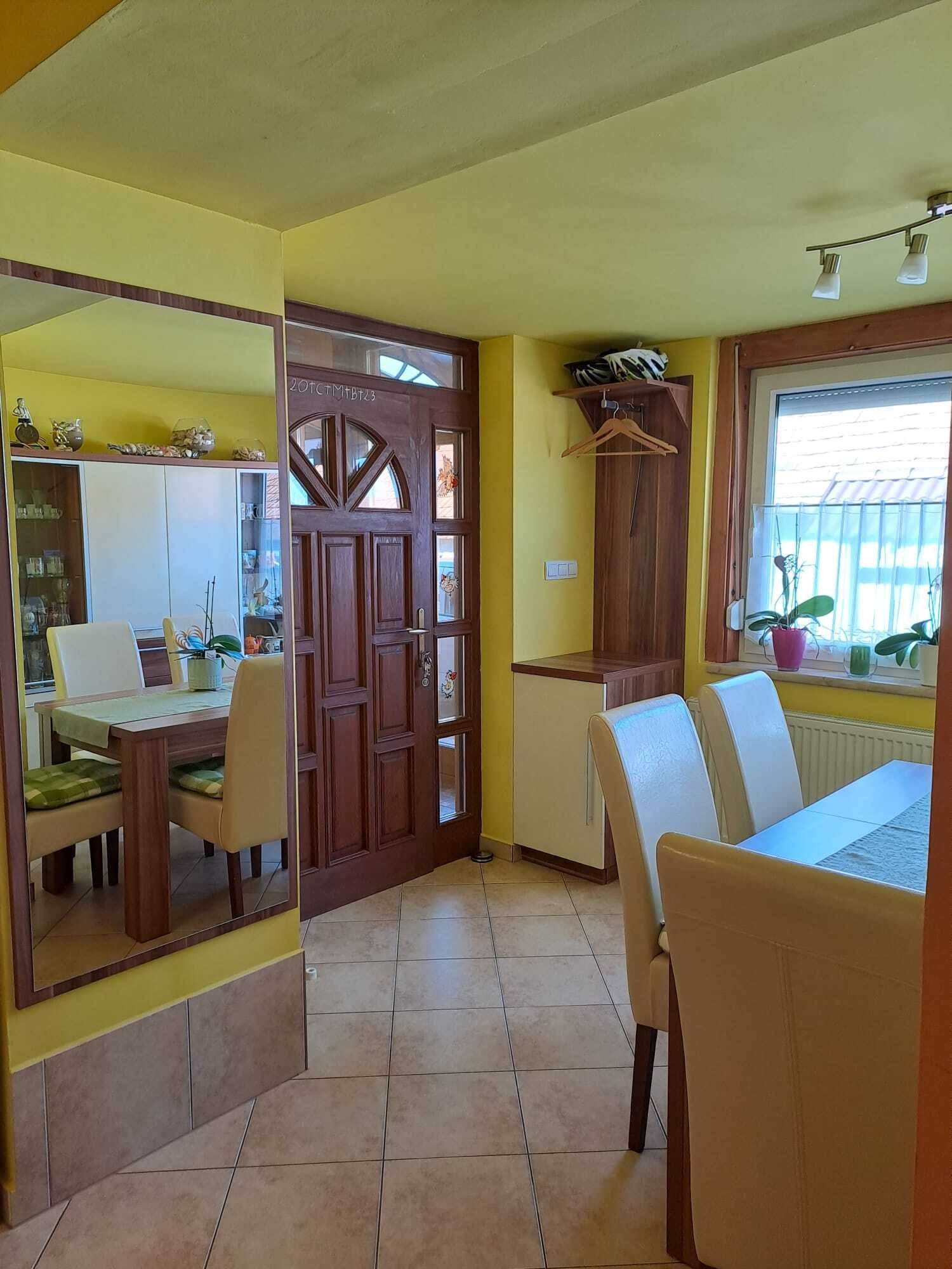 Einladender Eingangsbereich mit durchdachter Garderobe und elegantem Essplatz - Willkommen zuhause!