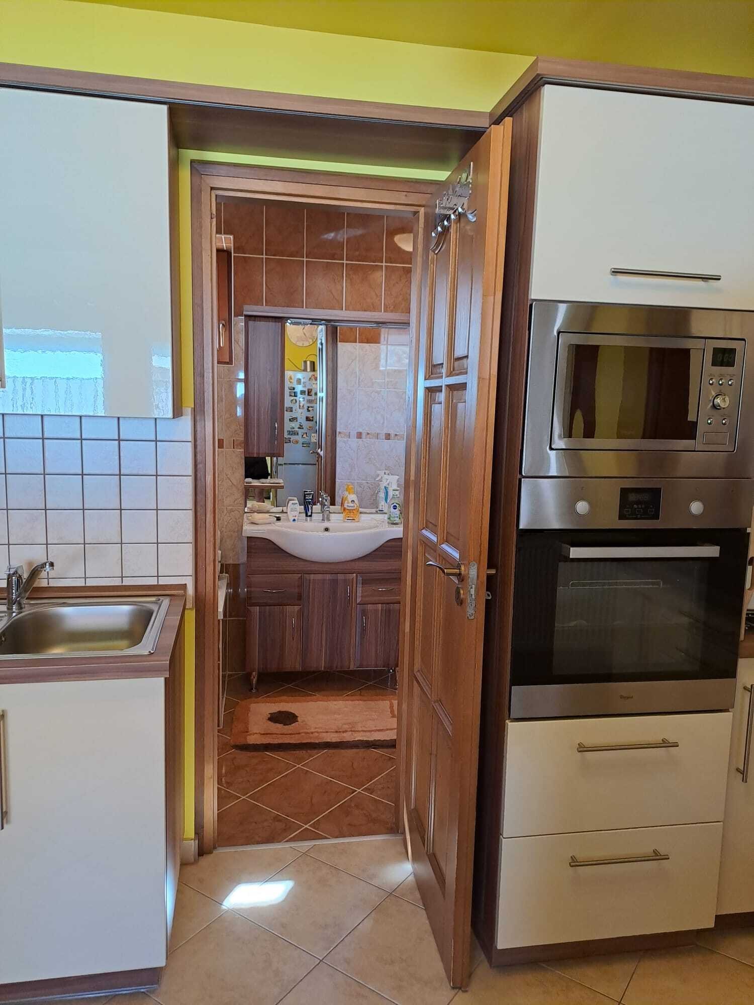 Praktische Raumaufteilung: Direkter Zugang zum Badezimmer - Komfort und Funktionalität vereint in einer modernen Küche!
