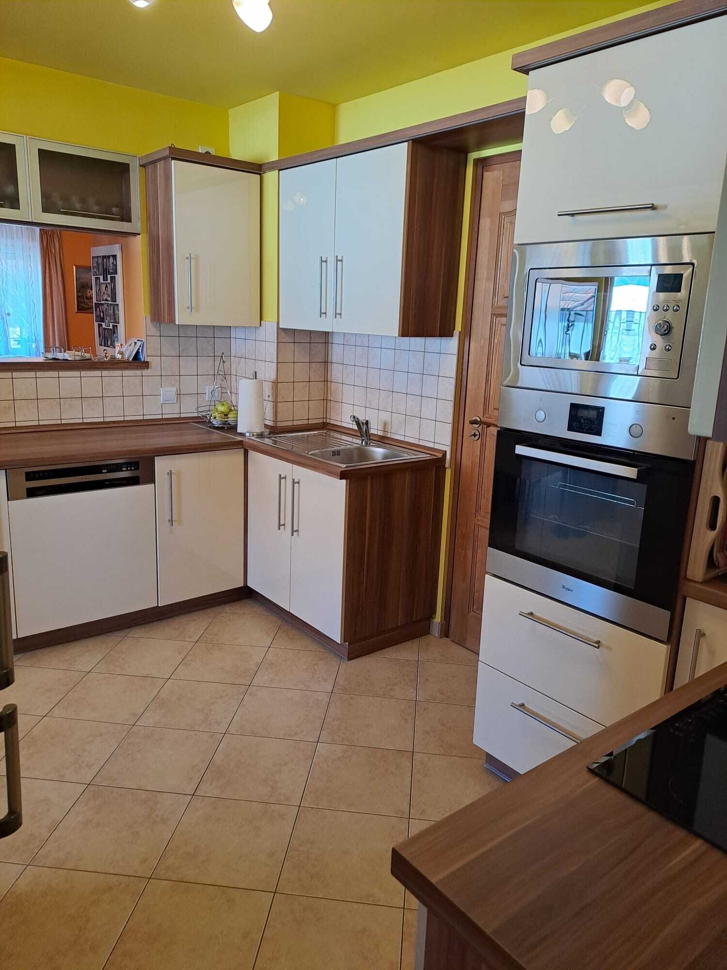 Moderne Einbauküche mit Komfort: Hochwertige Geräte, clevere Raumaufteilung und stylishem Holz-Weiß-Design