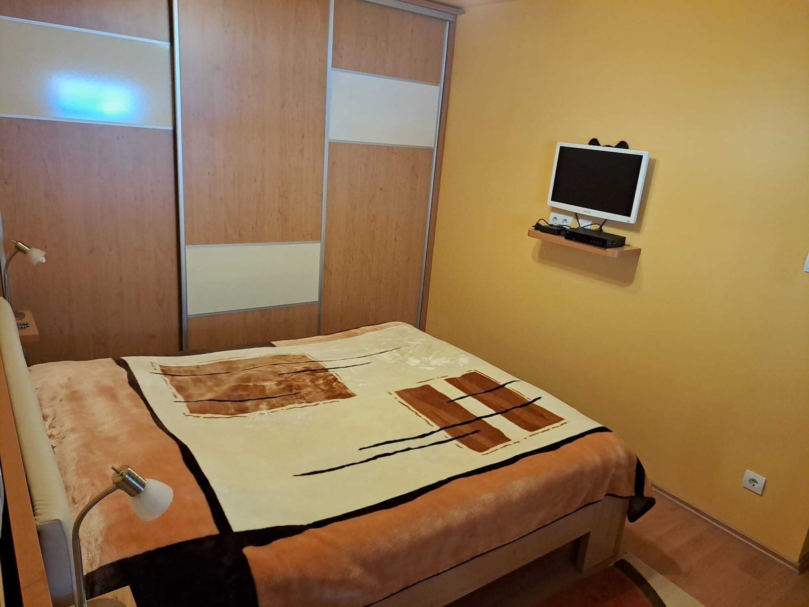 Komfort auf Knopfdruck: Schlafzimmer mit integrierter Multimedia-Lösung und eleganter Schiebtürgarderobe
