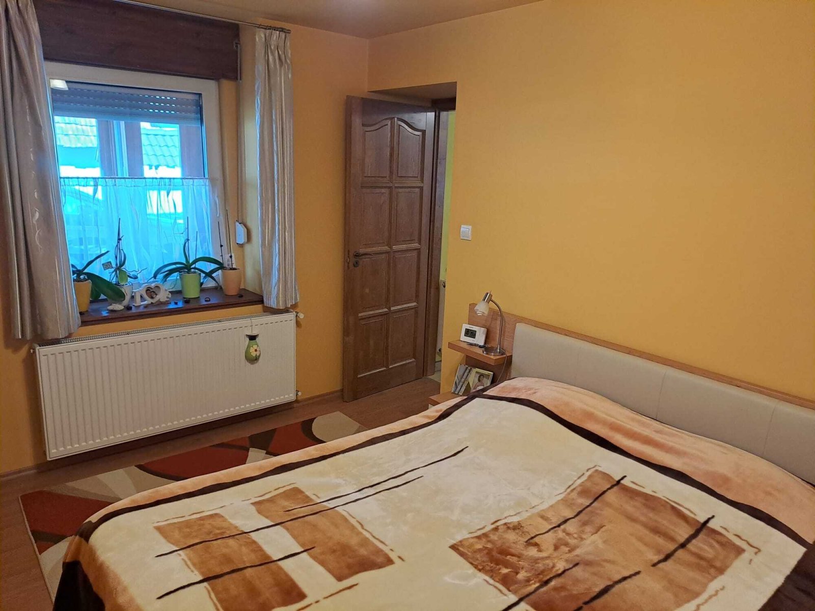 Gemütliches Schlafzimmer mit Komfort: Wärmende Heizung, Rollladenanlage und charmantem Holzambiente