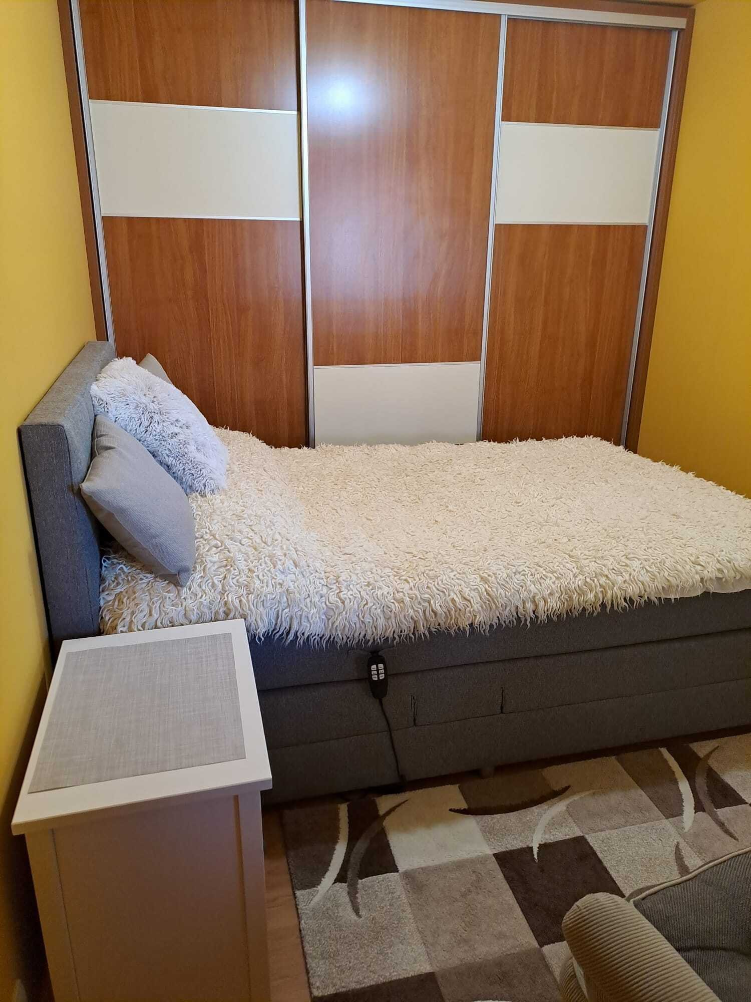Komfort auf Knopfdruck: Hochwertiger Schlafbereich mit elektrisch verstellbarem Boxspringbett und Design-Einbauschrank in Holz-Optik