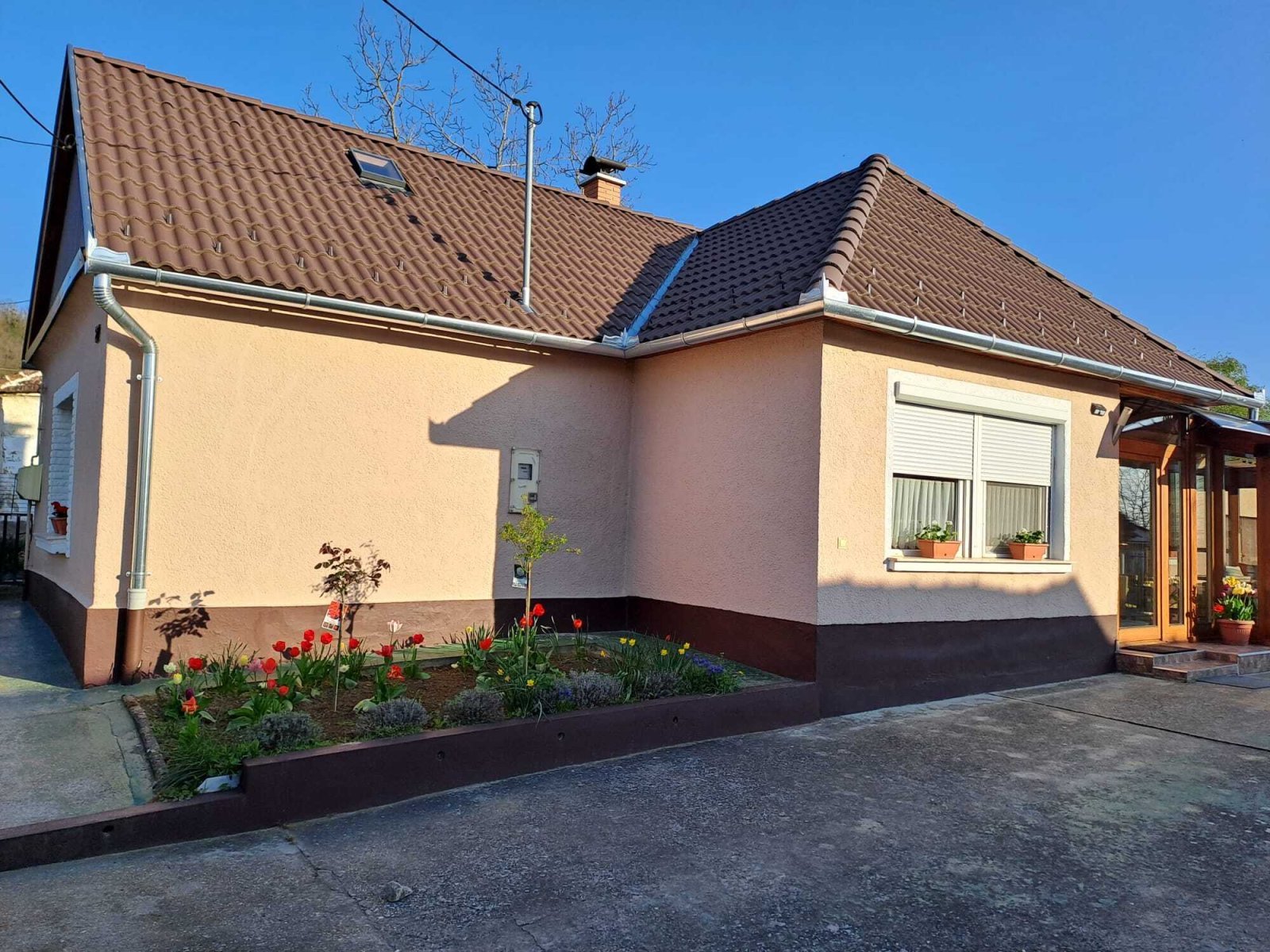 Energieeffizientes Einfamilienhaus mit Rollläden und charmantem Dachziegel-Design - Ihr Traumzuhause mit Komfort und Stil!