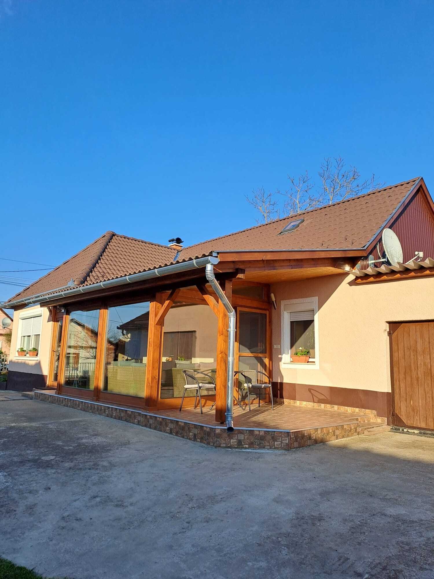 Lichtdurchflutete Veranda mit Panoramaverglasung - Ihr Wohlfühl-Anbau mit charmantem Holzdesign!