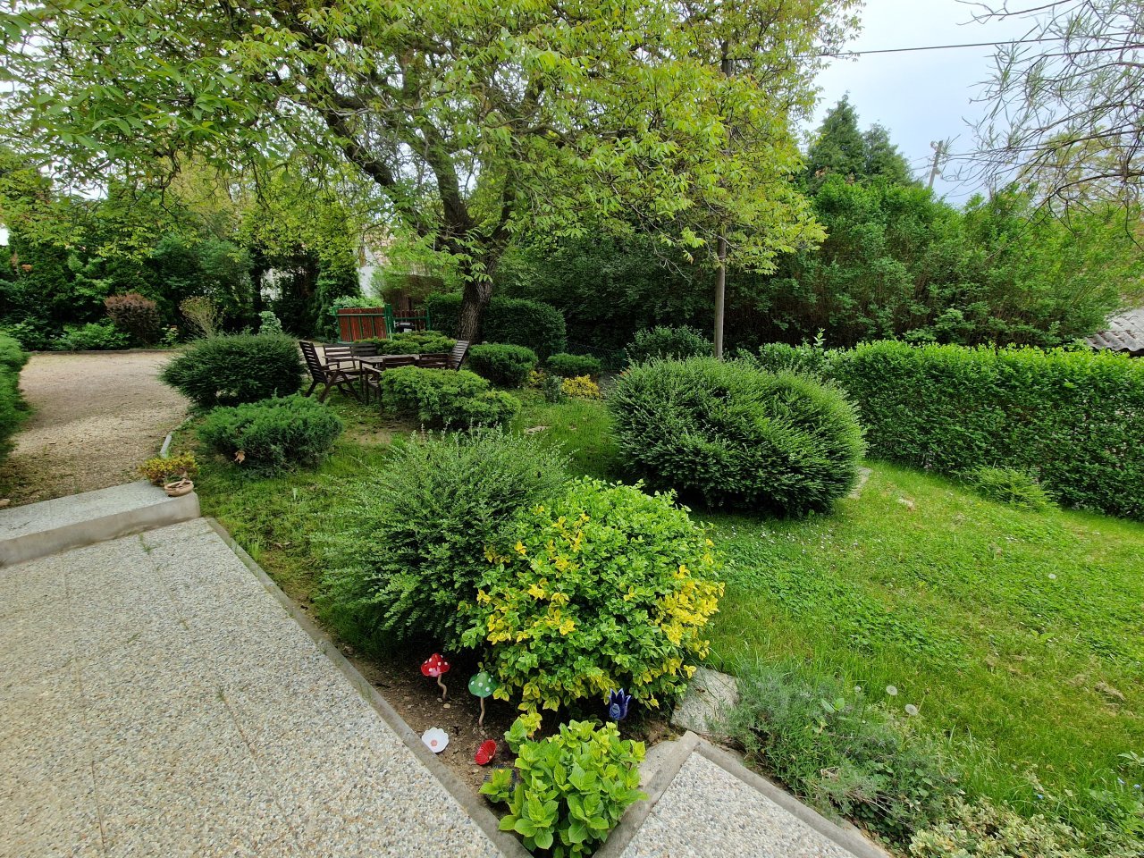 Pflegeleichte Gartenanlage mit durchdachter Wegeführung und harmonischer Bepflanzung - Ihr grünes Ruheparadies!
