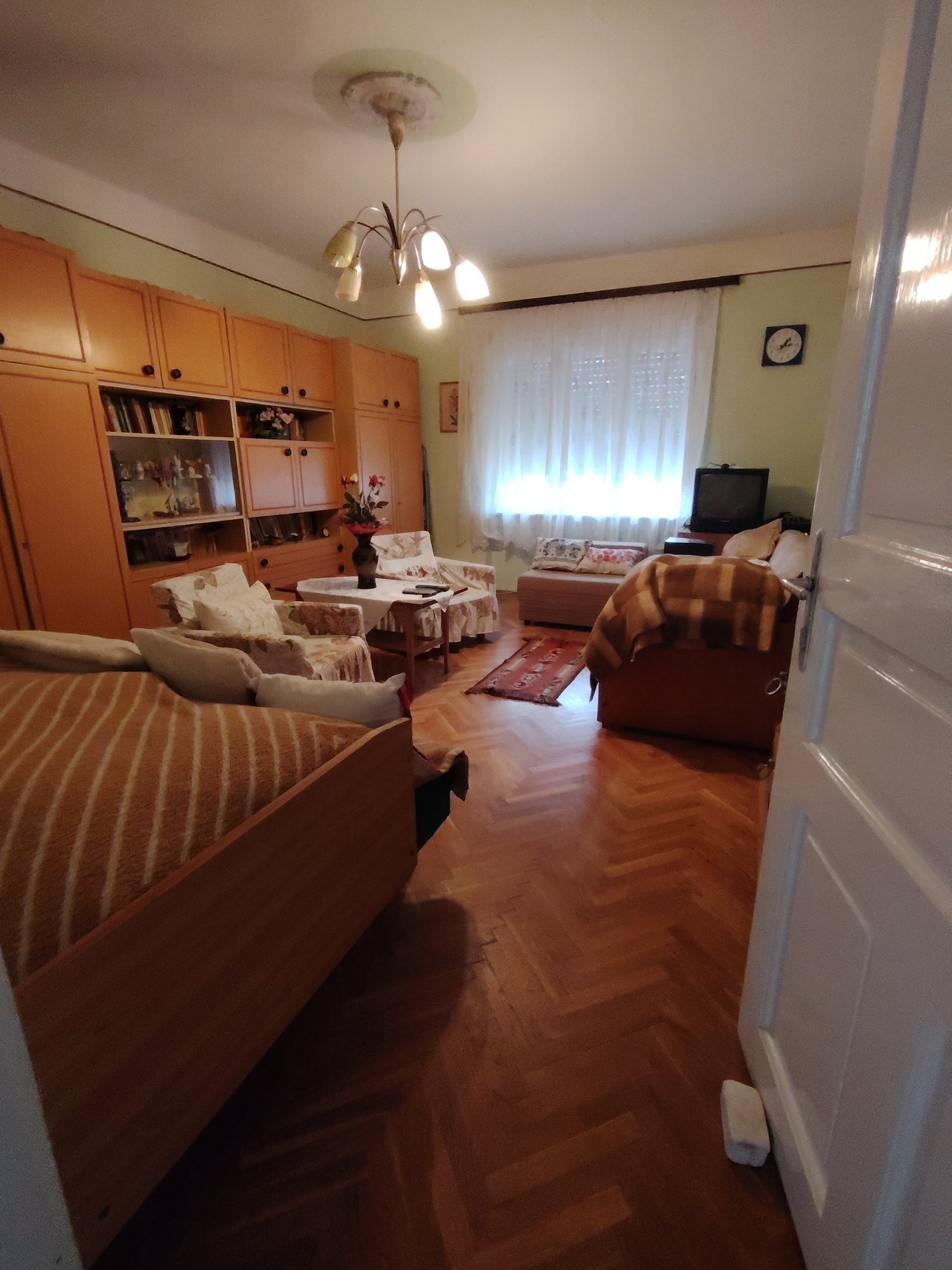 Charmantes Wohnzimmer mit eleganter Holzvertäfelung und integriertem Stauraum - Ihr neues Zuhause mit Wohlfühlfaktor!
