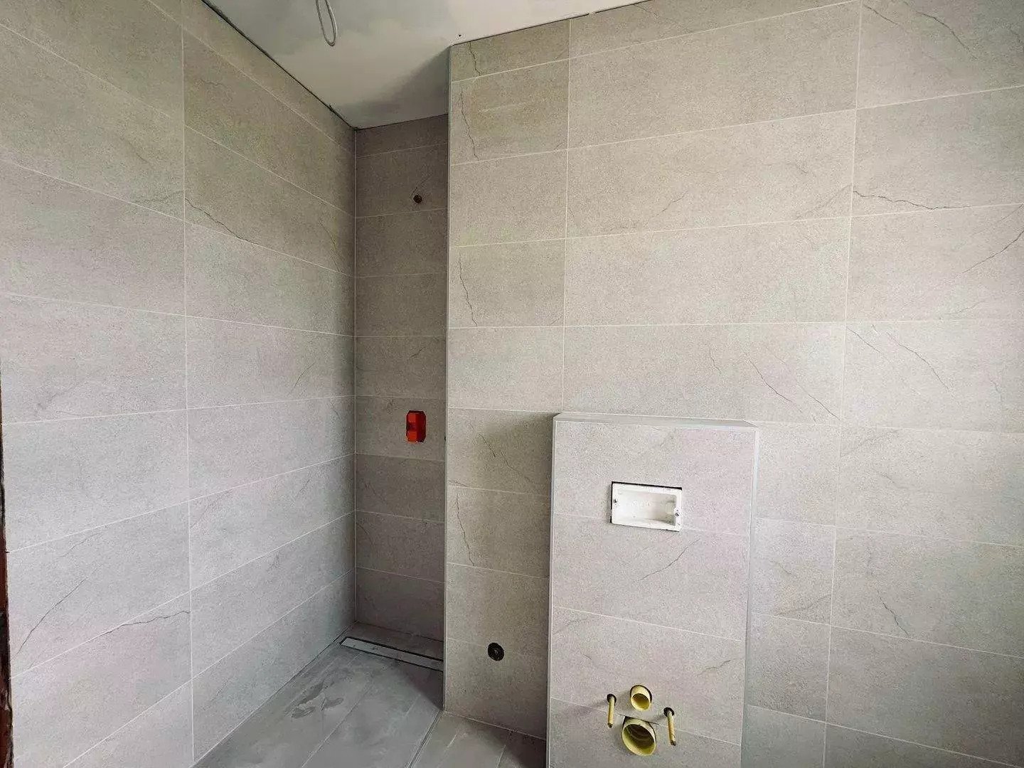 Exklusive Dusche mit Design-Wanneneinbau und hochwertiger Wandverfliesung - Luxus-Badezimmergestaltung auf höchstem Niveau!