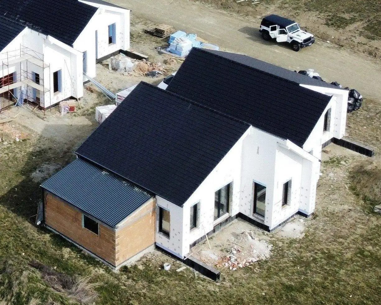 Modernes Architektur-Highlight: Energieeffizientes Einfamilienhaus mit intelligenter Gebäudeanbindung und harmonischer Dachgestaltung