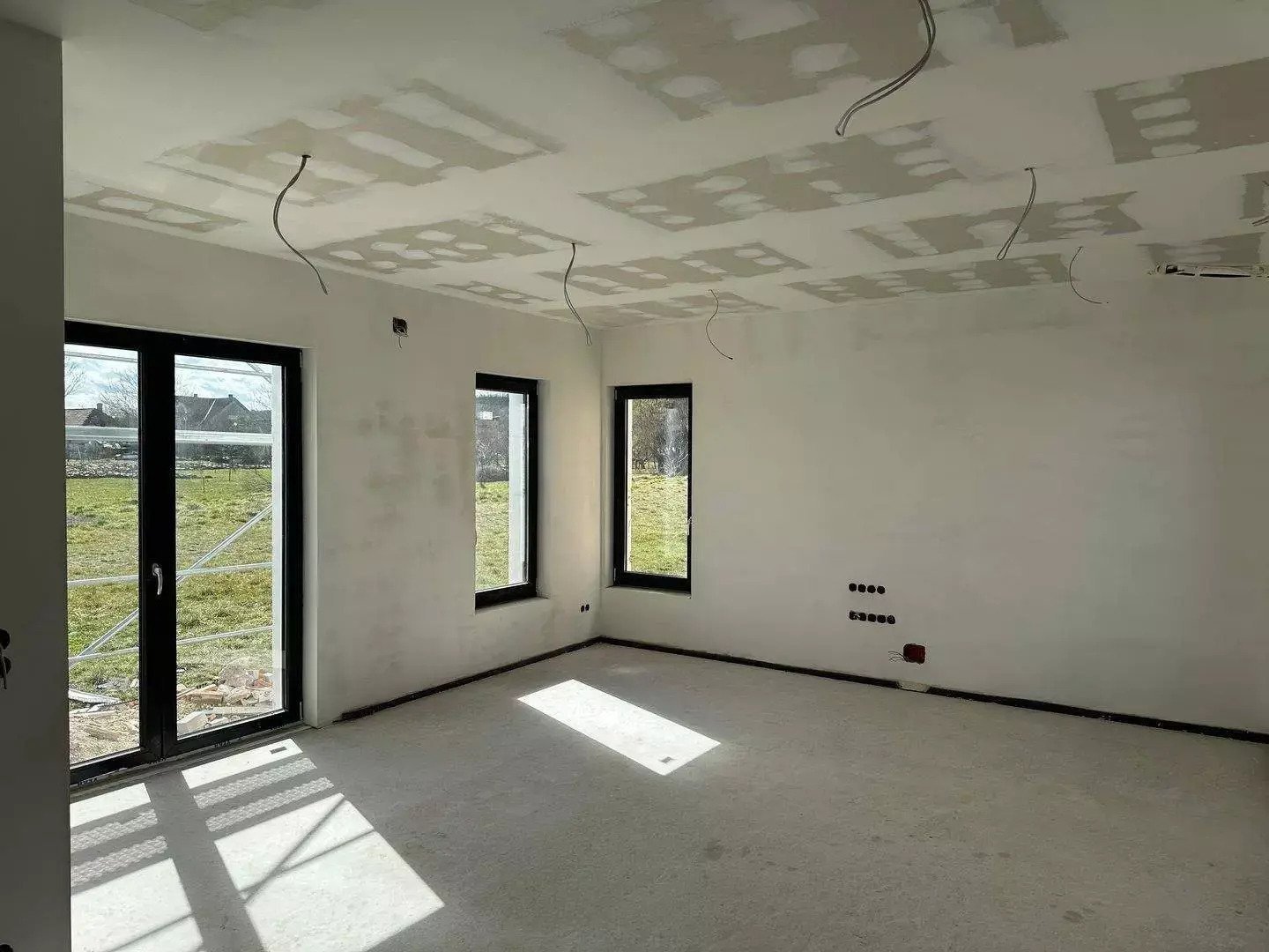 Lichtdurchfluteter Wohntraum mit intelligenter Raumaufteilung und modernen Panoramafenstern