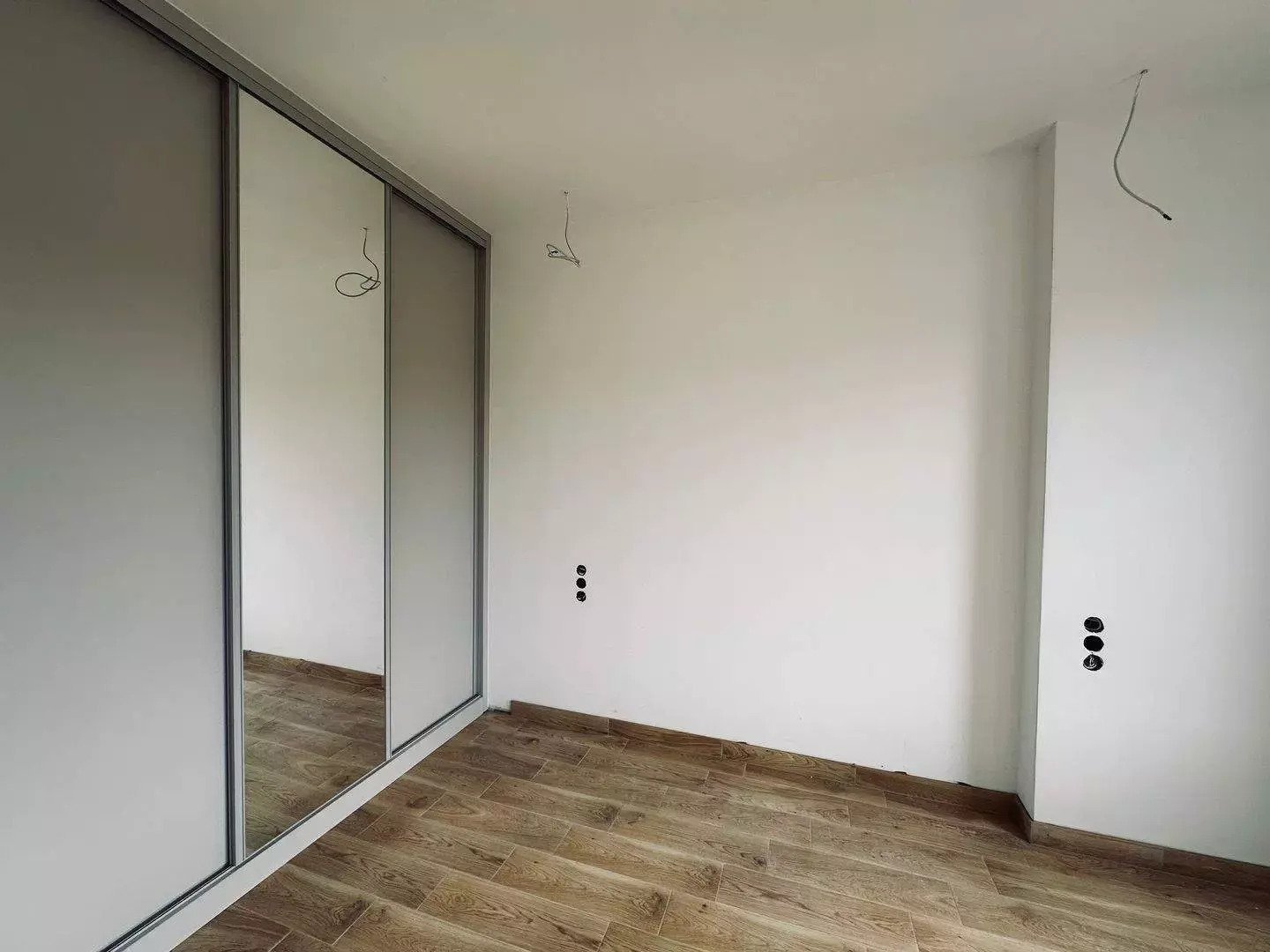 Komfort pur: Großzügiger Einbauschrank mit Spiegeltüren und hochwertigem Holzparkett - Ihr neues Zuhause wartet!