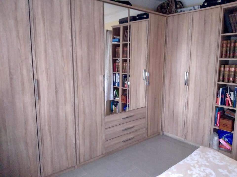 Maßgefertigter Einbauschrank mit integriertem Spiegel und Bücherregal - Maximale Stauraum-Lösung für Ihr Zuhause!