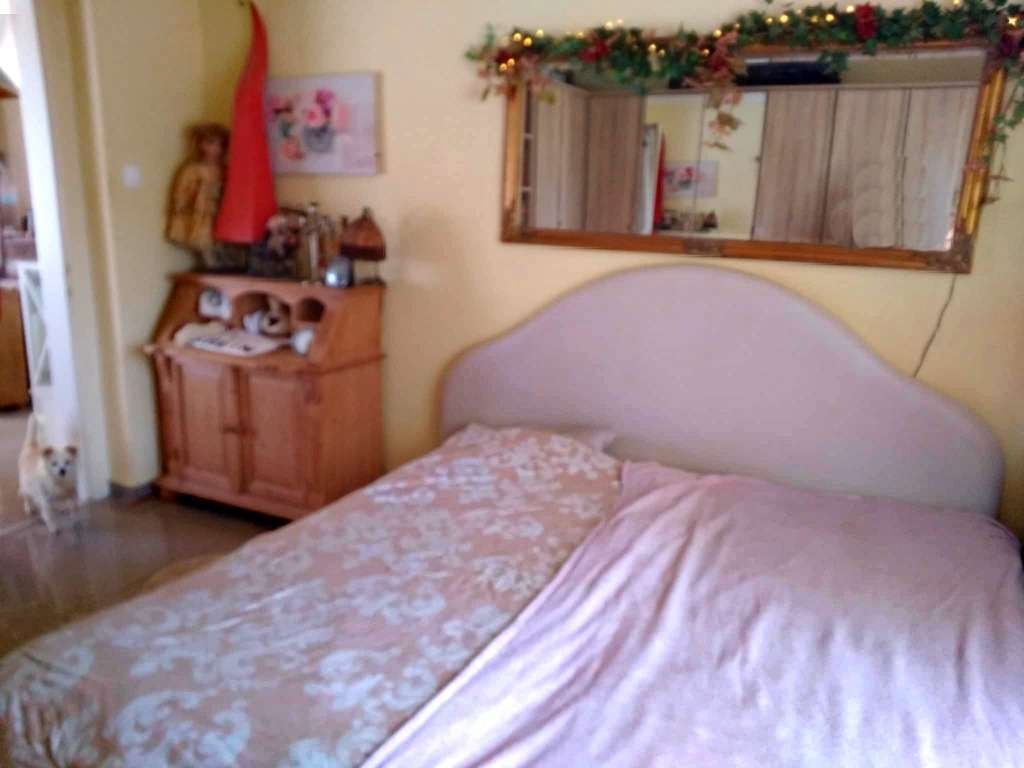 Gemütliches Schlafzimmer mit großzügiger Raumaufteilung und charmantem Holzmobiliar - Ihr persönliches Rückzugswelten-Paradies!