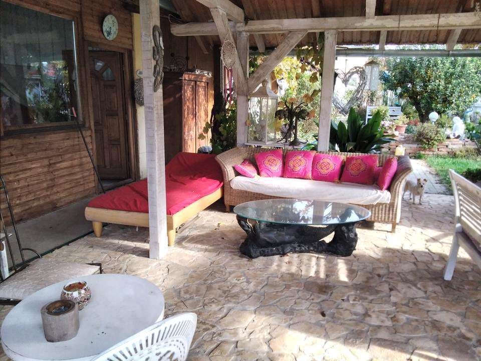 Mediterrane Wohlfühl-Veranda: Naturstein-Terrasse mit charmantem Holz-Pavillon und großzügiger Sitzgelegenheit zum Entspannen!