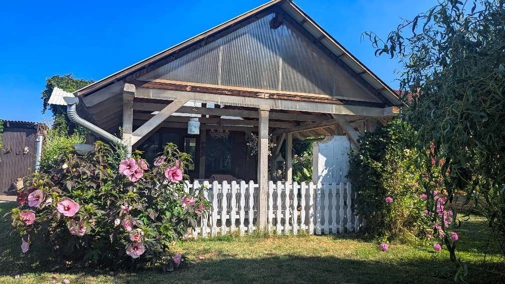 Charmantes Landhaus mit überdachter Veranda und romantischem Gartenzaun - Ihr Rückzugsort mit Landhausflair!