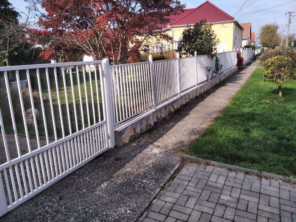Sicher eingefriedetes Grundstück mit hochwertigem Zaun und gepflegtem Wegebelag - Ihre Privatsphäre garantiert!